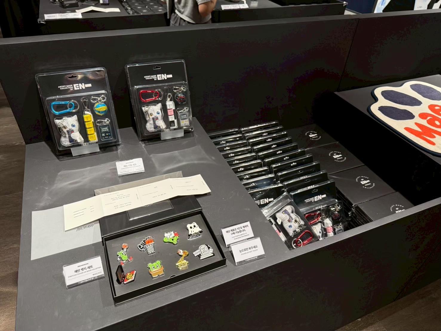 快閃店主打團員和粉絲一起用的商品。(圖/鑫羿文創提供)
