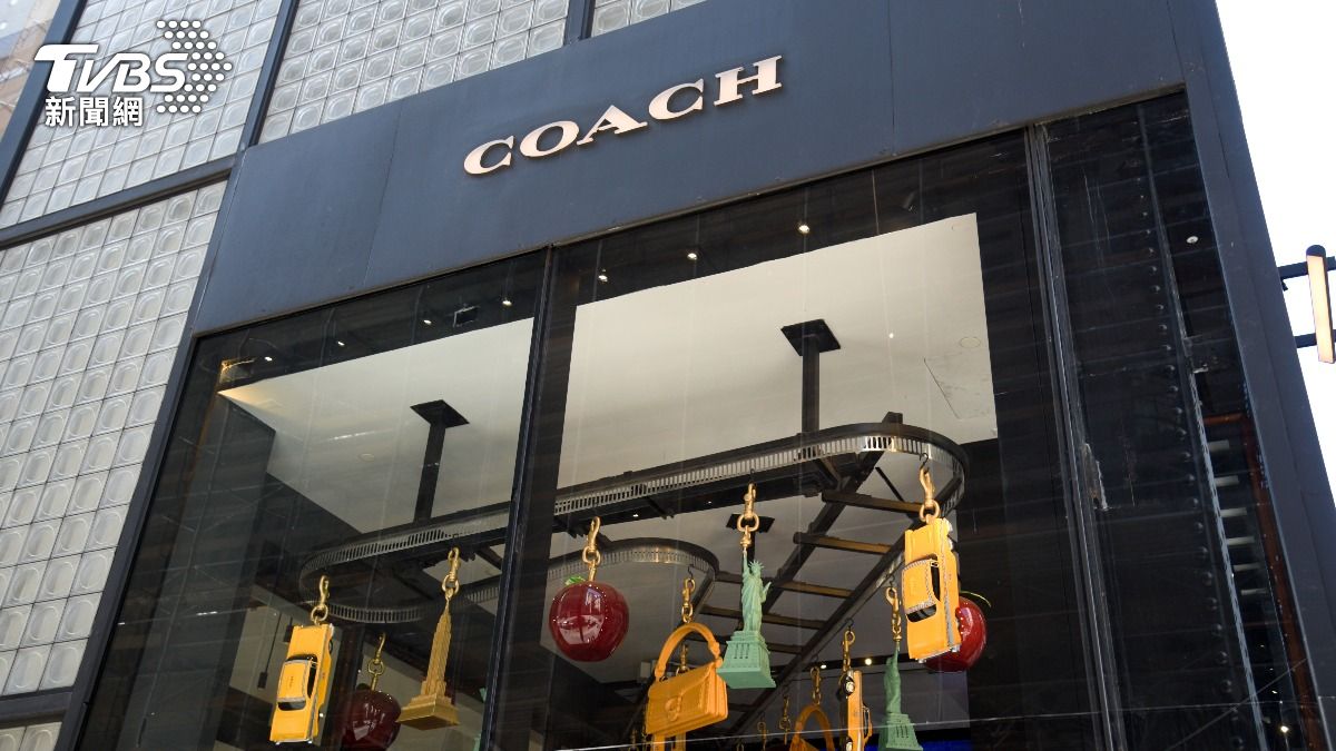 掛滿潮流包款的美國紐約COACH商店櫥窗。(圖/達志影像Newscom)