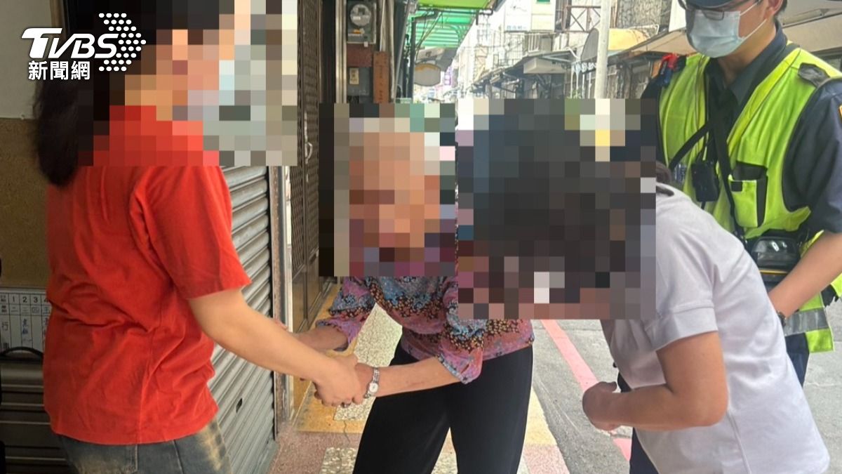 蔡鄭姓老婦近期常獨自外出,甚至將家屬為他準備的身分識別物品棄置,令家人相當困擾。(圖/TVBS)
