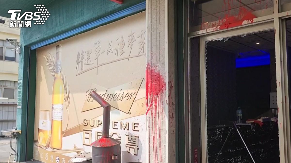 KTV一年前曾遭另一群人砸店潑漆。(圖/TVBS)