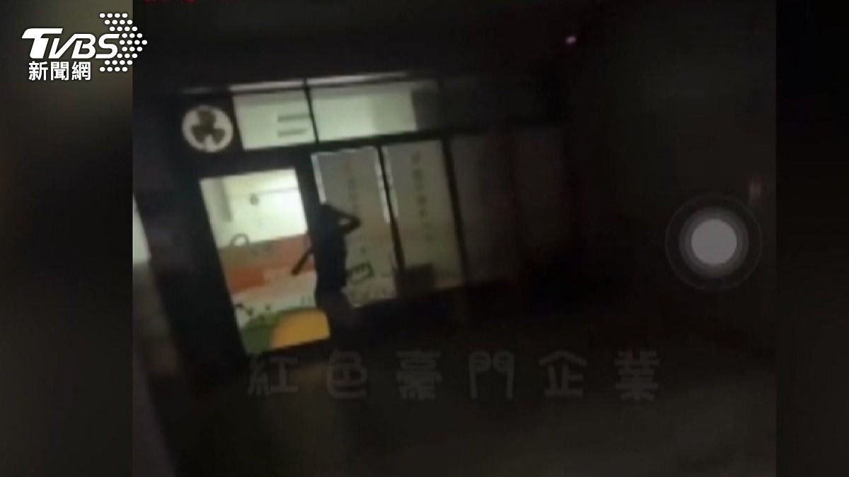 黑衣男拿起球棒對著工程行的玻璃門猛力砸擊,造成財物損毀。(圖/翻攝紅色豪門企業)