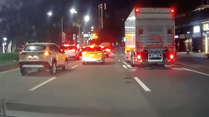 行車紀錄器拍下了整個驚險過程，只見員警想攔車時人車倒地，情況十分危急。（圖／TVBS）