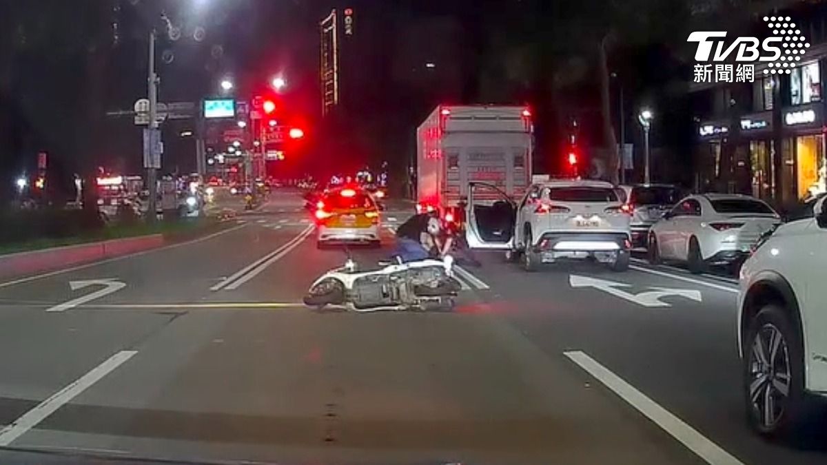 林口酒駕男拒檢衝撞!警掏槍壓制 熱心民眾挺身相助