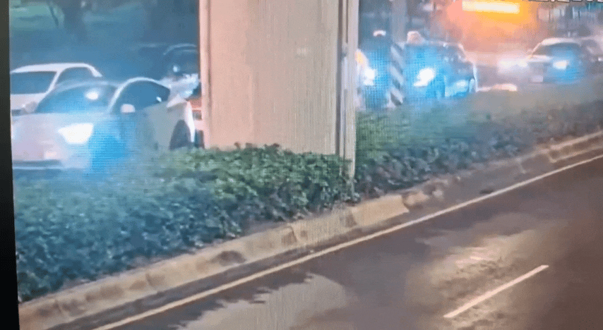 公車行經成功路四段時,疑似因右前輪爆胎導致車輛失控,擦撞路邊停車格內的兩輛汽車。(圖/TVBS)