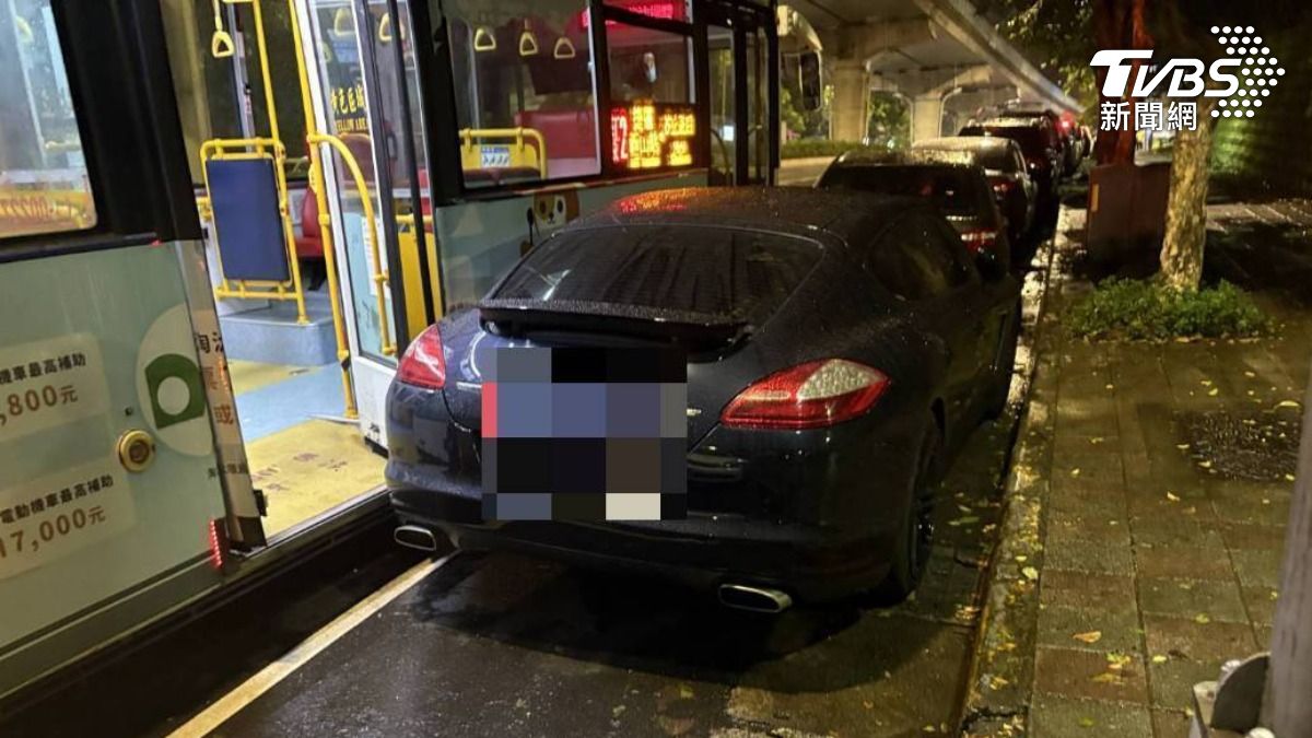 半邊毀了！內湖公車爆胎撞停車格內帕拉梅拉　車主：心碎的一天