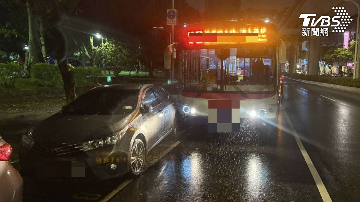 帕拉梅拉車主補充說道:「前面豐田的車主真的很淡定,來現場看一下就直接說有事再通知,雨很大先回家了。」(圖/TVBS)