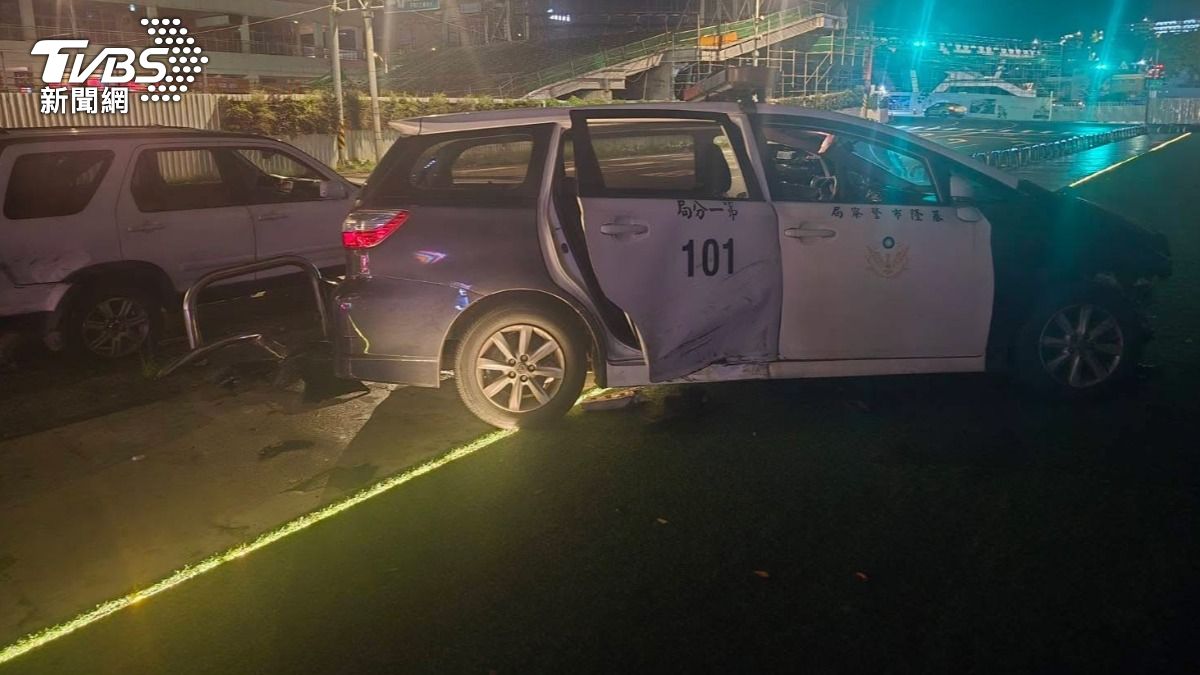 警車遭撞,車體凹陷毀損。(圖/TVBS)