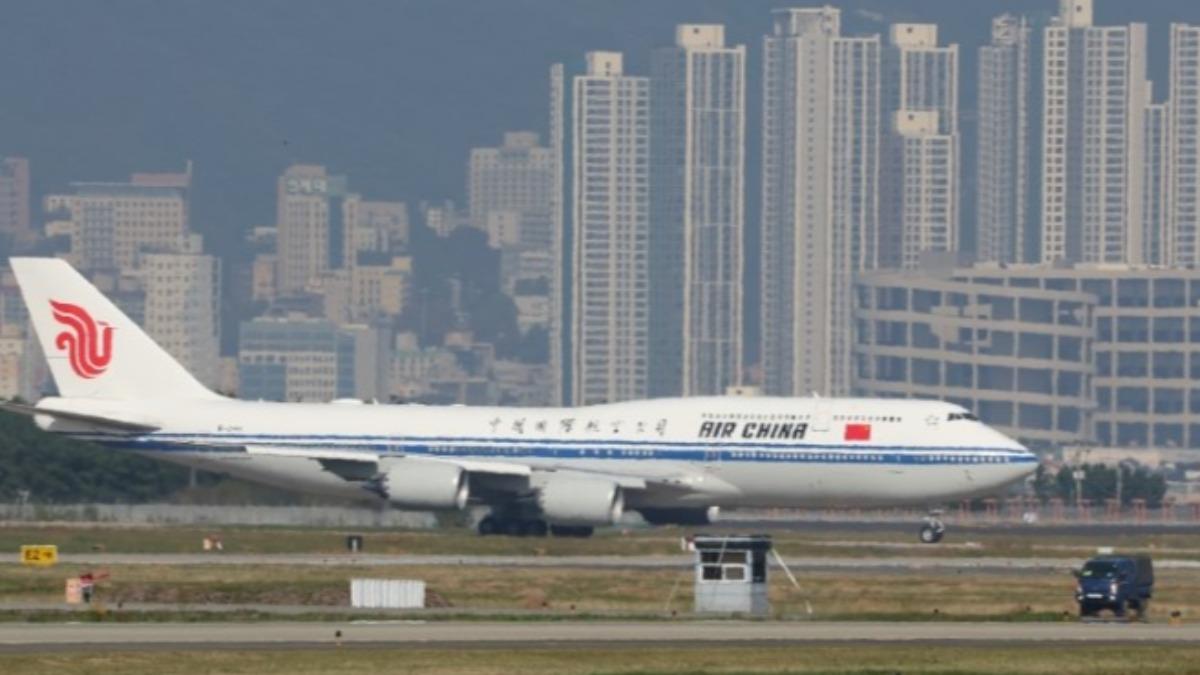習近平專機抵達釜山。(圖/翻攝韓聯社)