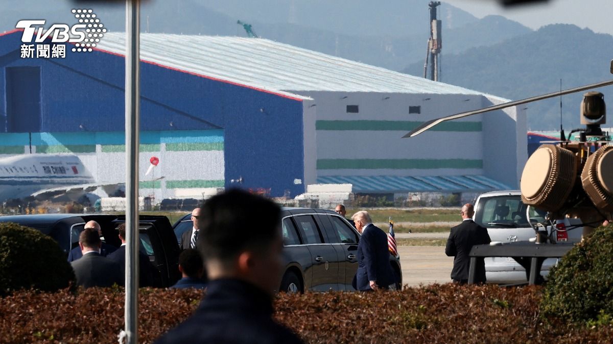 美國總統川普抵達韓國釜山金海國際機場,背景可見習近平的專機。(圖/達志影像路透社)