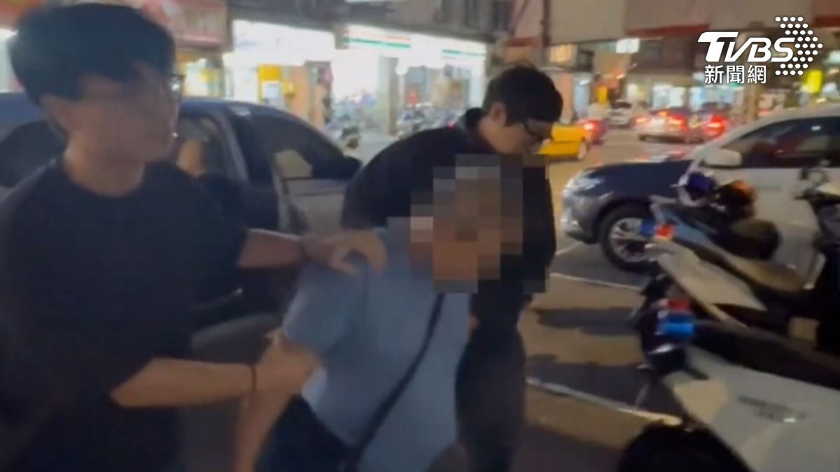 剛開庭完凍未條!超噁慣竊當街「邊摳牙邊偷內衣」全被拍下