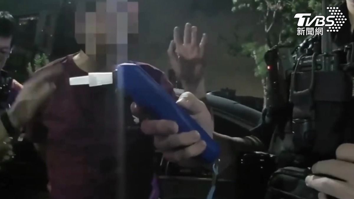 吳男渾身酒氣，自稱為警友會成員，怒嗆警方「要把你調到六龜」。（圖／TVBS）