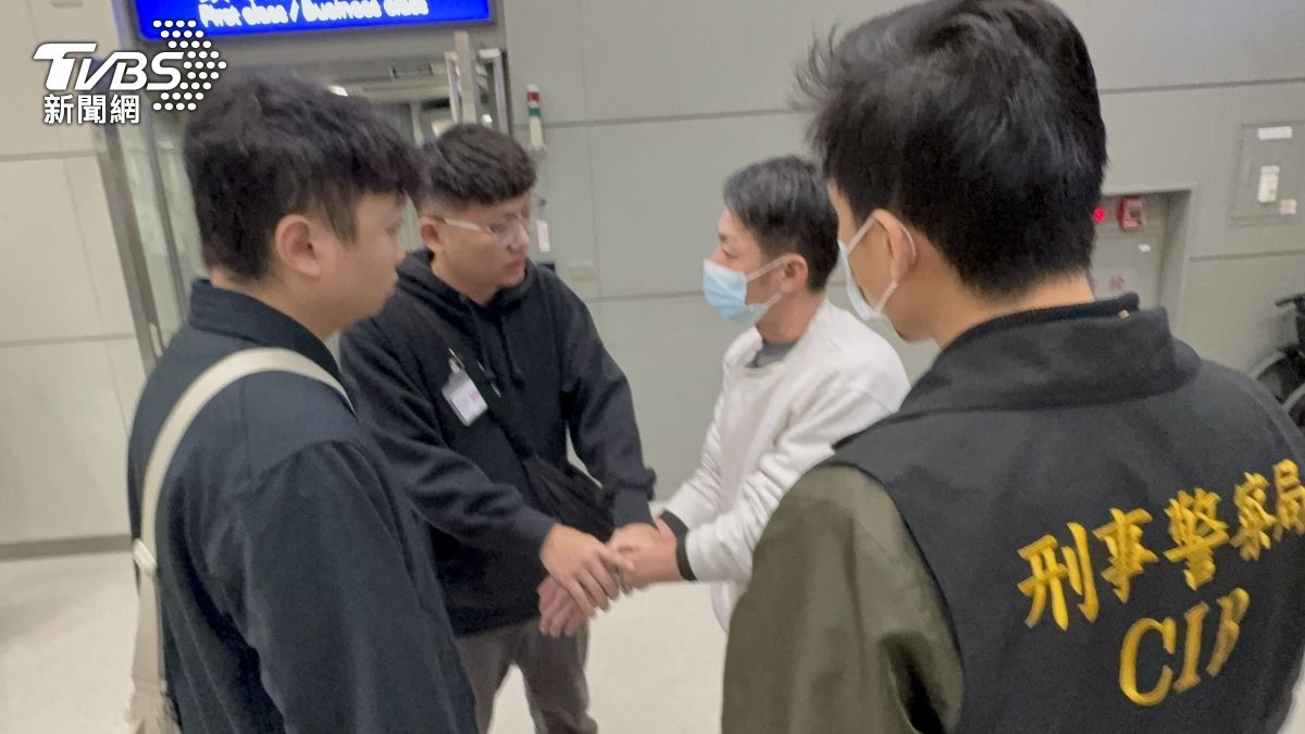 嫌犯一下飛機就被上銬。（圖／TVBS）