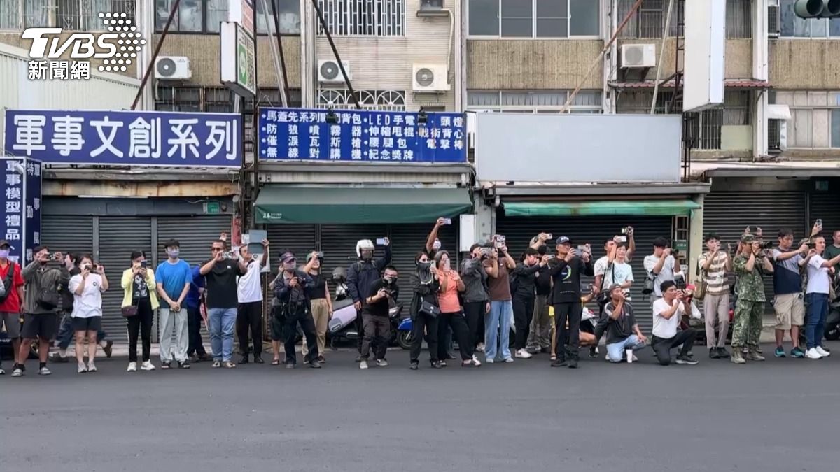 當地居民紛紛拿起手機拍攝,記錄這個歷史性的時刻。(圖/TVBS)