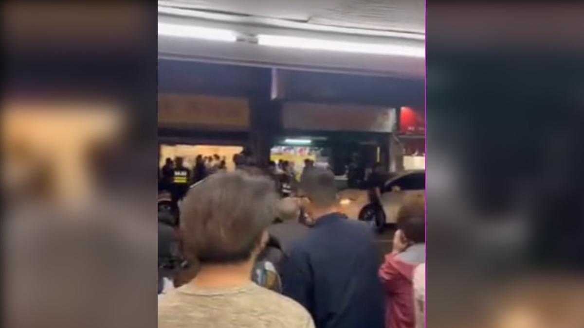 警方搜索賭場,對街群眾圍觀。(畫面翻攝/臉書 我是北投人)