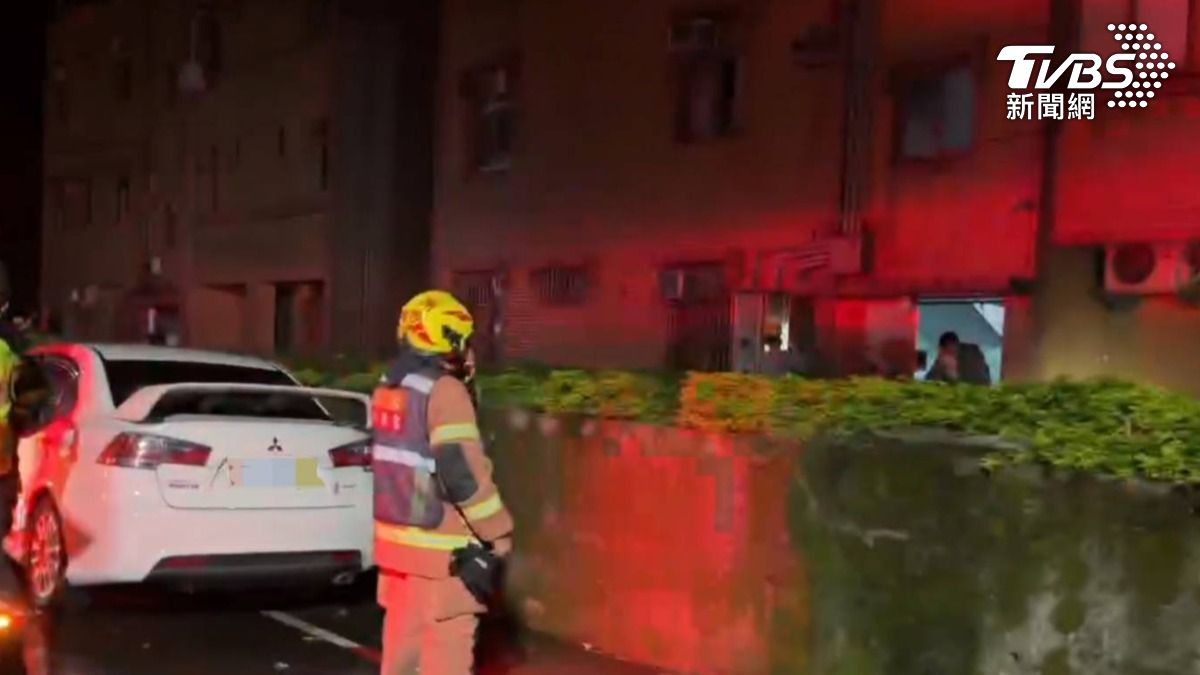 警報器深夜狂響！淡水分租套房傳火警　消防急疏散8人