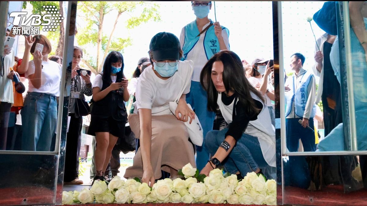 長榮空姐死亡!工會再衝勞動部抗議 一排白玫瑰圍住門口