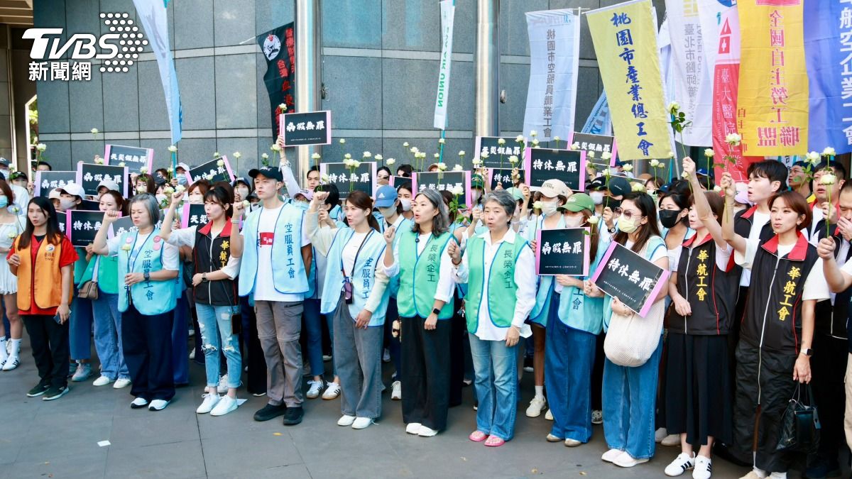 桃園市空服員職業工會今（30）日串聯醫療業、交通運輸業和更多產職業工會團體衝勞動部。（圖／潘建樺攝）
