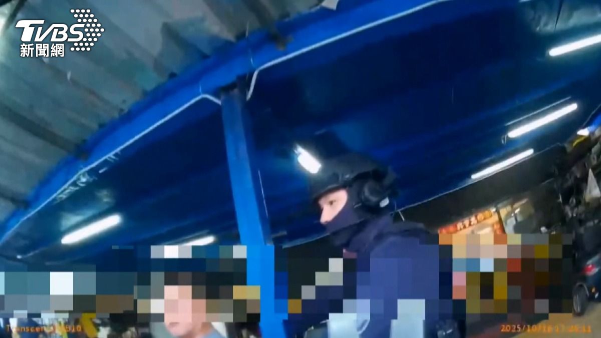 警方展開大規模行動,突襲一家與詐騙集團勾結的二手車行。(圖/TVBS)