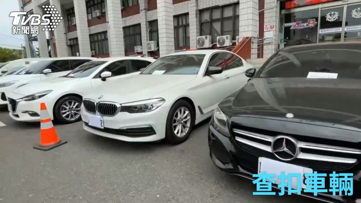 警方在行動中共查扣了20部汽車,包括多輛知名品牌的豪華轎車。(圖/TVBS)