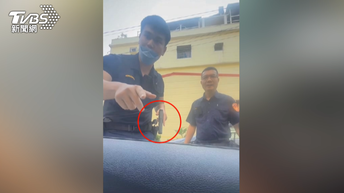 高雄大寮一對夫婦吵架,員警擔心車輛沒熄火會暴衝,手拿槍枝,槍口朝下示警。(圖/TVBS)