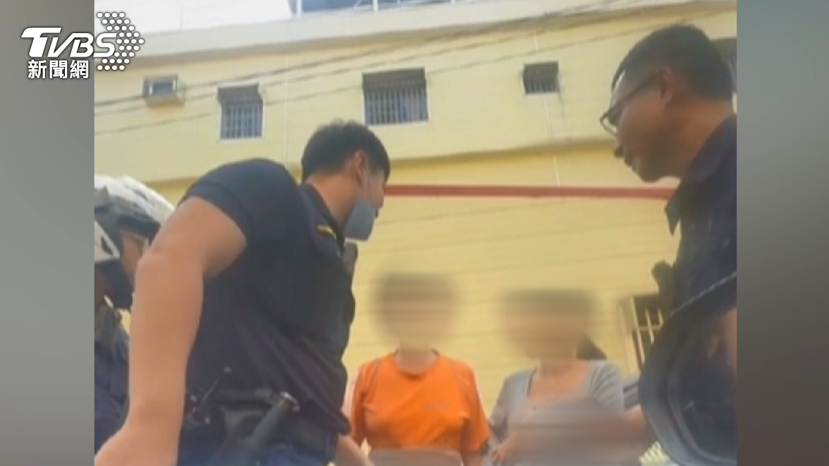 馮男的妻子抱著小孩出面勸阻,質問警方:「為什麼要拿槍?」妻子阿嬤也加入爭執,現場一度混亂。(圖/TVBS)