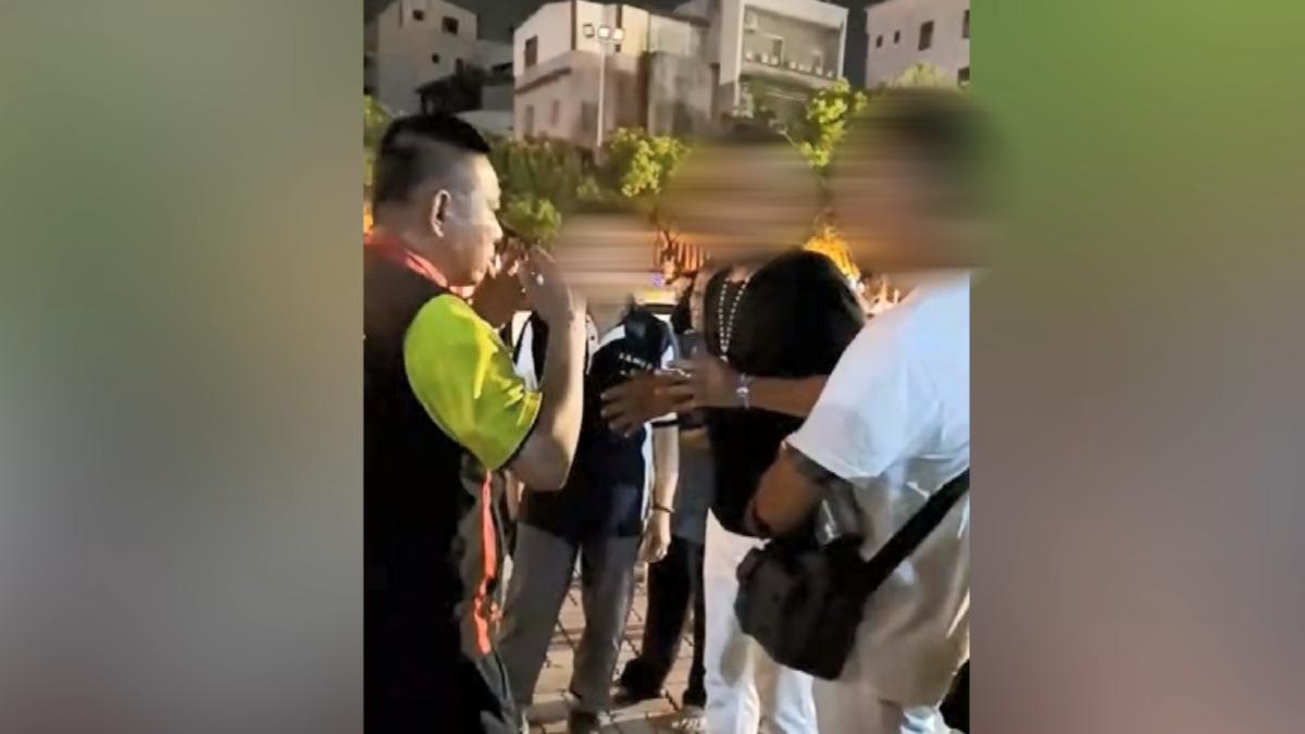 歌唱比賽辦在高雄五甲龍成宮,參賽者不滿臨時更規則抗議,被當成鬧事者,警方出動打快部隊到場。(圖/民眾提供)