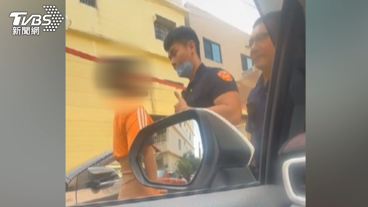 馮男嗆警方是「有牌流氓」,激怒員警,警方立即將馮男壓制,妻子阿嬤上前試圖保護孫女婿,也同樣被警方壓制並上銬。(圖/TVBS)