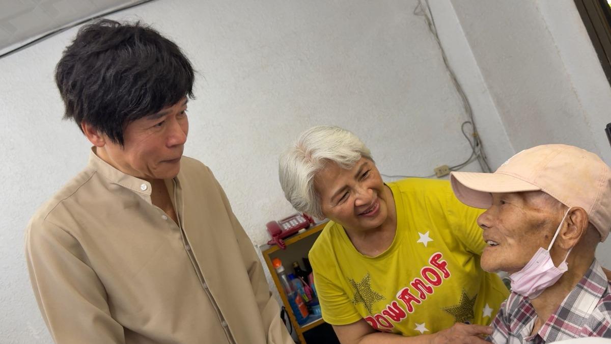 洪榮宏見到陳木感動不已,將繼續好好唱歌報答師恩。(圖/阿爾發音樂提供)
