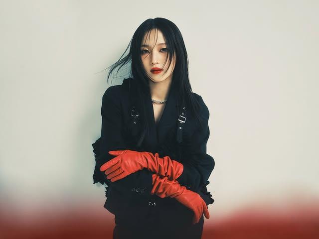 鞘師里保2018年從早安少女組畢業,目前跟日本avex簽約單飛活動。(圖/翻攝自鞘師里保IG)