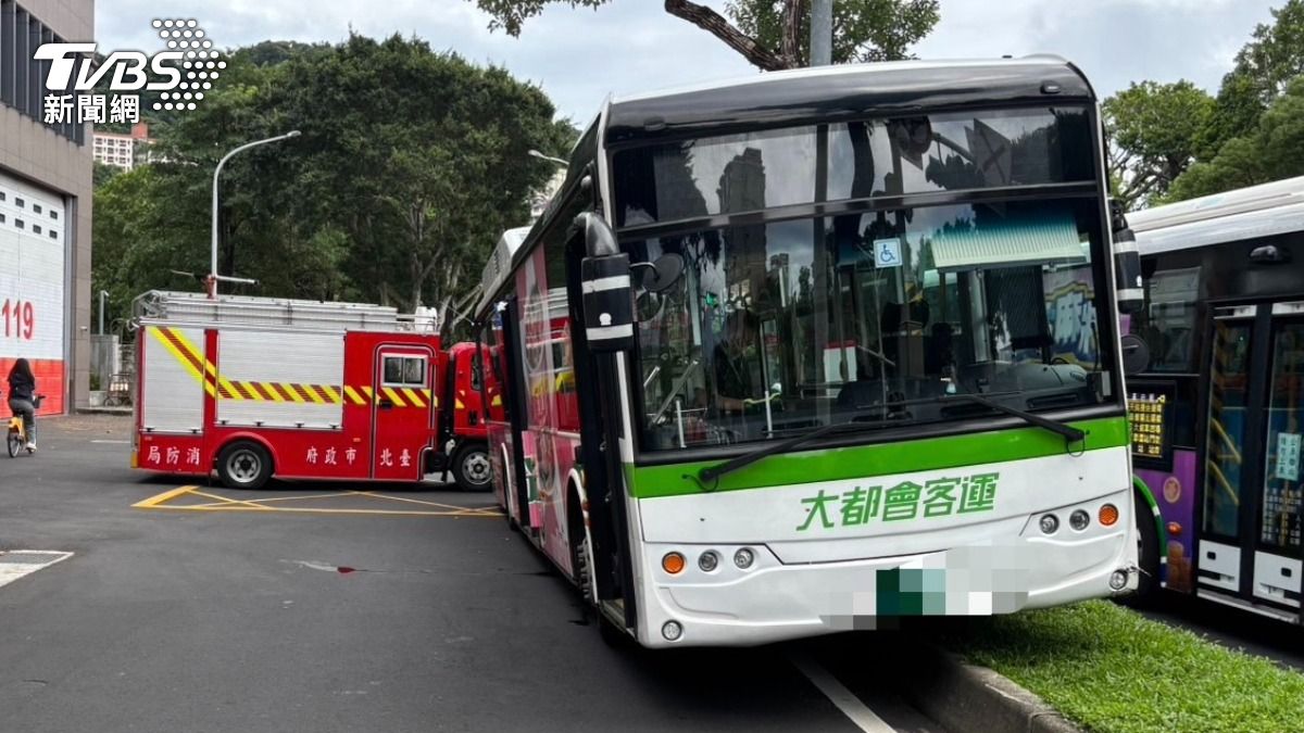 快訊/消防隊前北市公車衝上分隔島 警消緊急救援疏散乘客