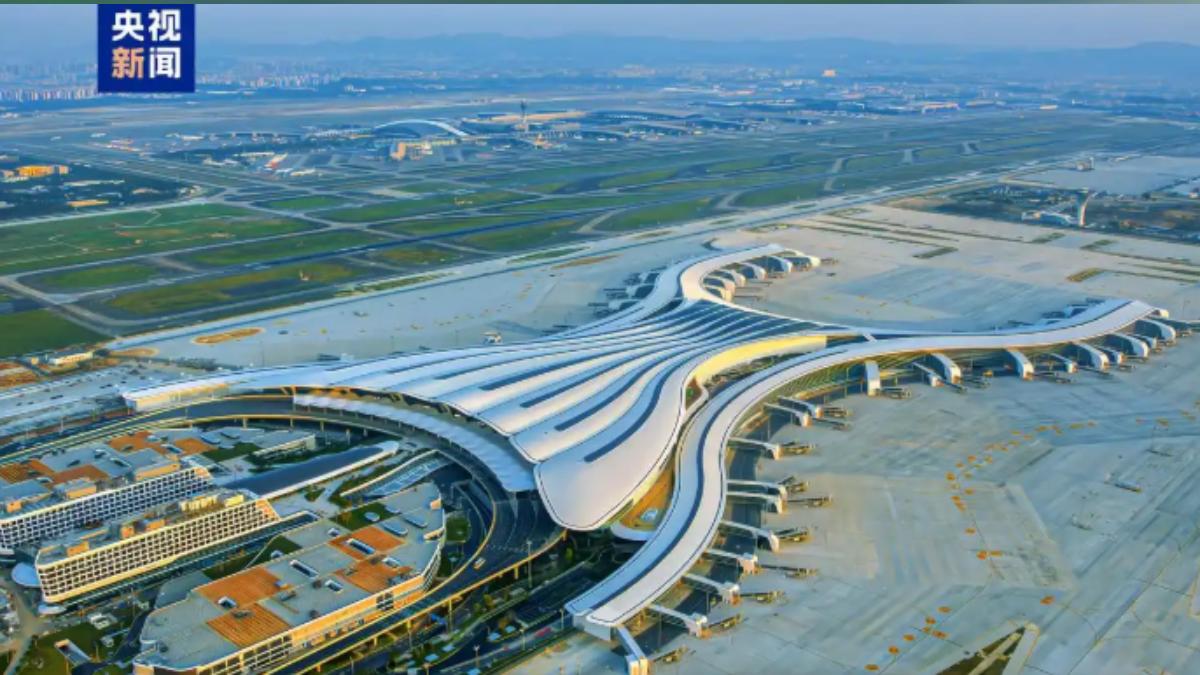 廣州白雲機場三期擴建工程完工,從原本的三跑道、兩航廈、單一塔台,增加到五跑道、三航廈、雙塔台。(圖/大陸央視)