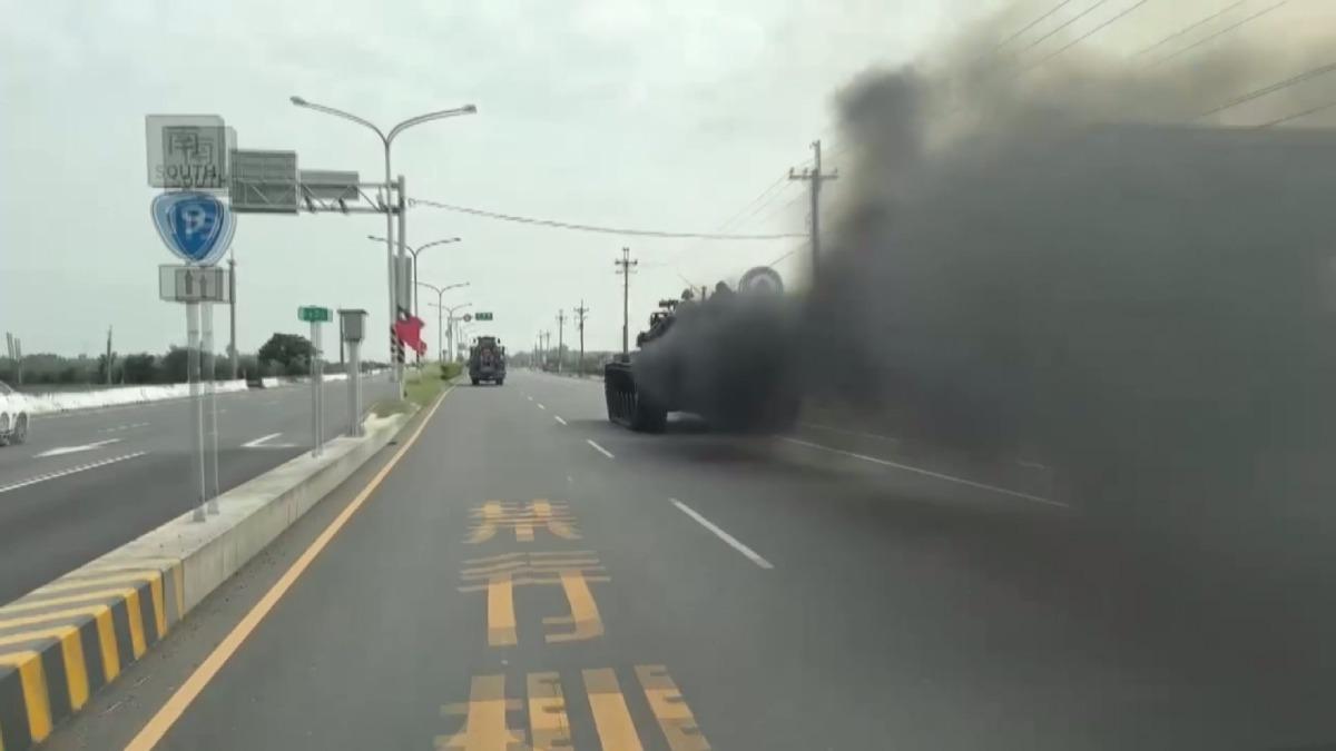 40噸戰車「狂噴黑煙」畫面曝光　軍方：非故障是正常現象。(圖／吳東亮臉書)