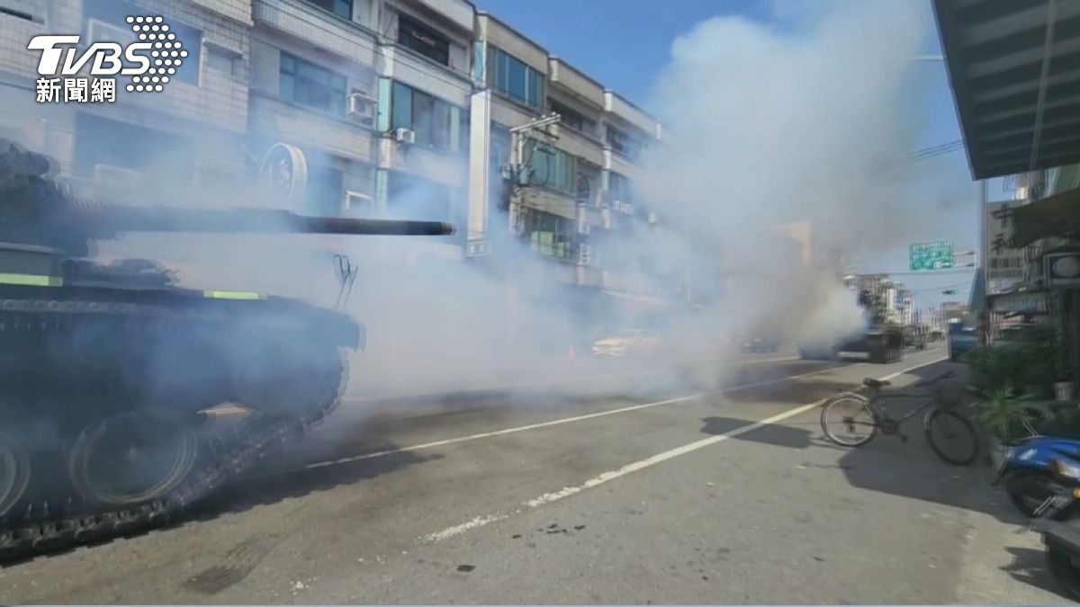 CM11戰車演習冒濃煙　軍：柴油引擎重負荷。(圖／TVBS)