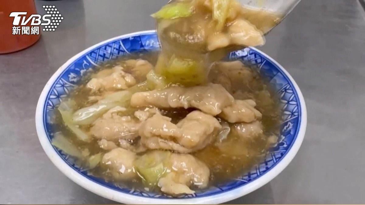 原本製作豬肉羹的店家也改用雞肉製作「雞肉羹」。(圖/TVBS)