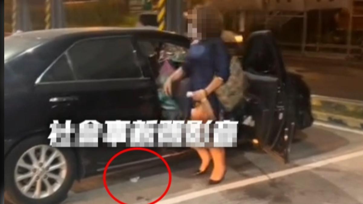 依蕾特布丁就掉在車底,婦人沒發現卻怪罪司機偷吃。(圖/翻攝 社會事新聞影音)