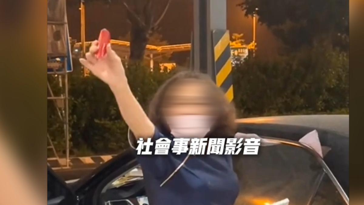 婦人懷疑司機偷吃她的伊蕾特布丁,不只飆罵還擲筊問神(圖/翻攝 社會事新聞影音)