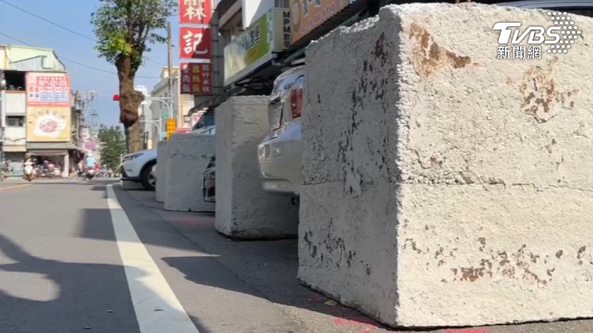 龍潭土地糾紛,地主擺多顆2噸巨石。(圖/TVBS)