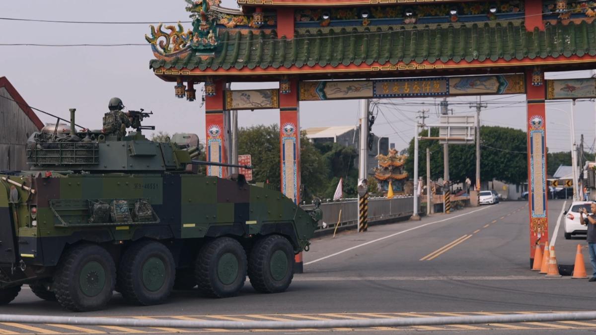 陸軍的年度實戰化演訓「陸勝操演」進入第六天，由234旅展開攻勢，模擬對542旅扮演的敵軍第一線防衛陣地展開攻擊。(圖／軍聞社)