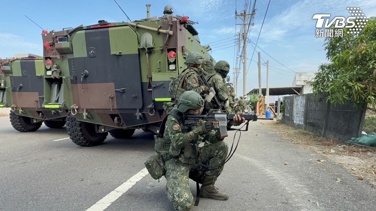 陸軍「陸勝操演」第六天，由234旅展開攻勢，在雲林一帶鄉間，模擬裝步協同攻擊敵軍第一線防衛陣地。(圖／TVBS)