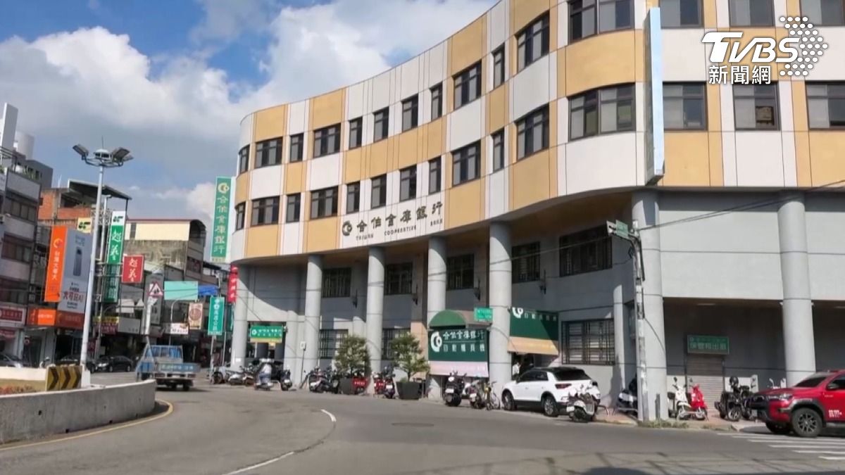 婦人懷疑戶頭少4000元,持菜刀到銀行理論,跟警方對峙。(圖/TVBS)