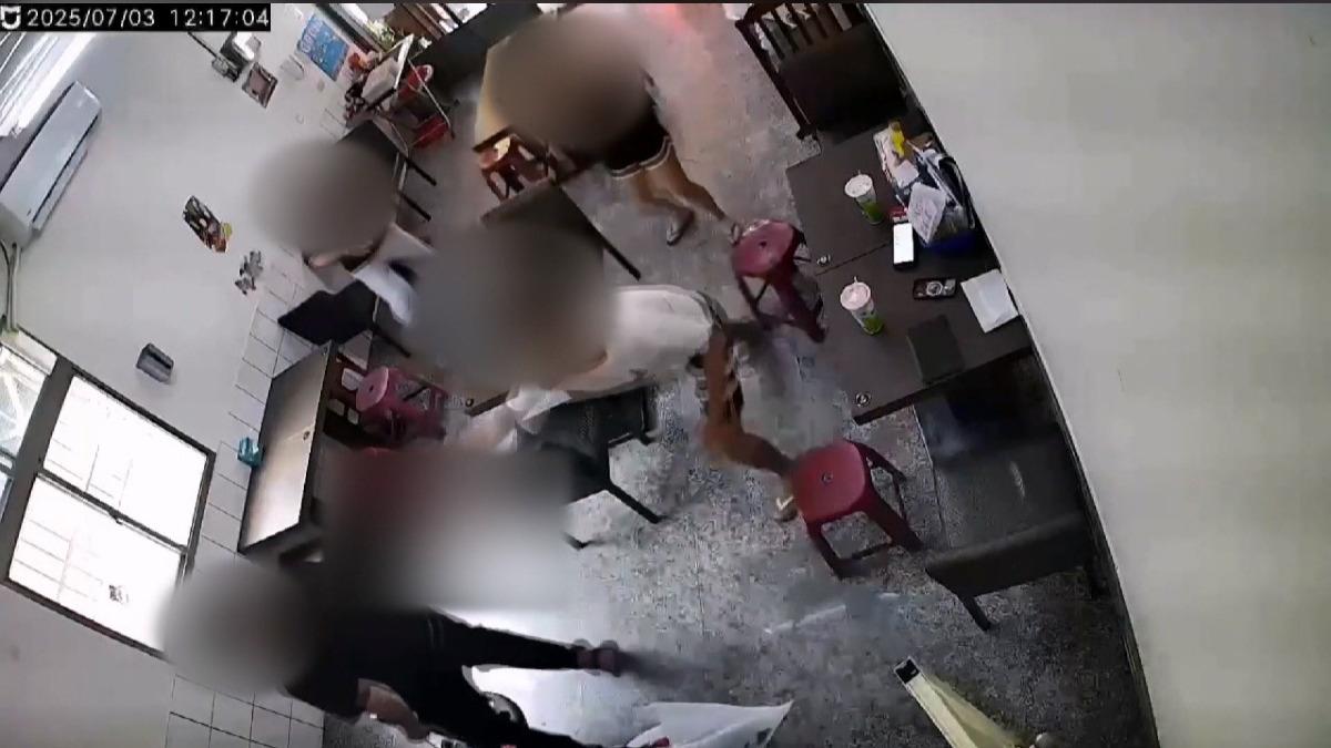 隔夜飯釀濺血！小吃店老闆持刀砍客「開放性骨折」　檢依殺人未遂起訴。(圖／業者提供)
