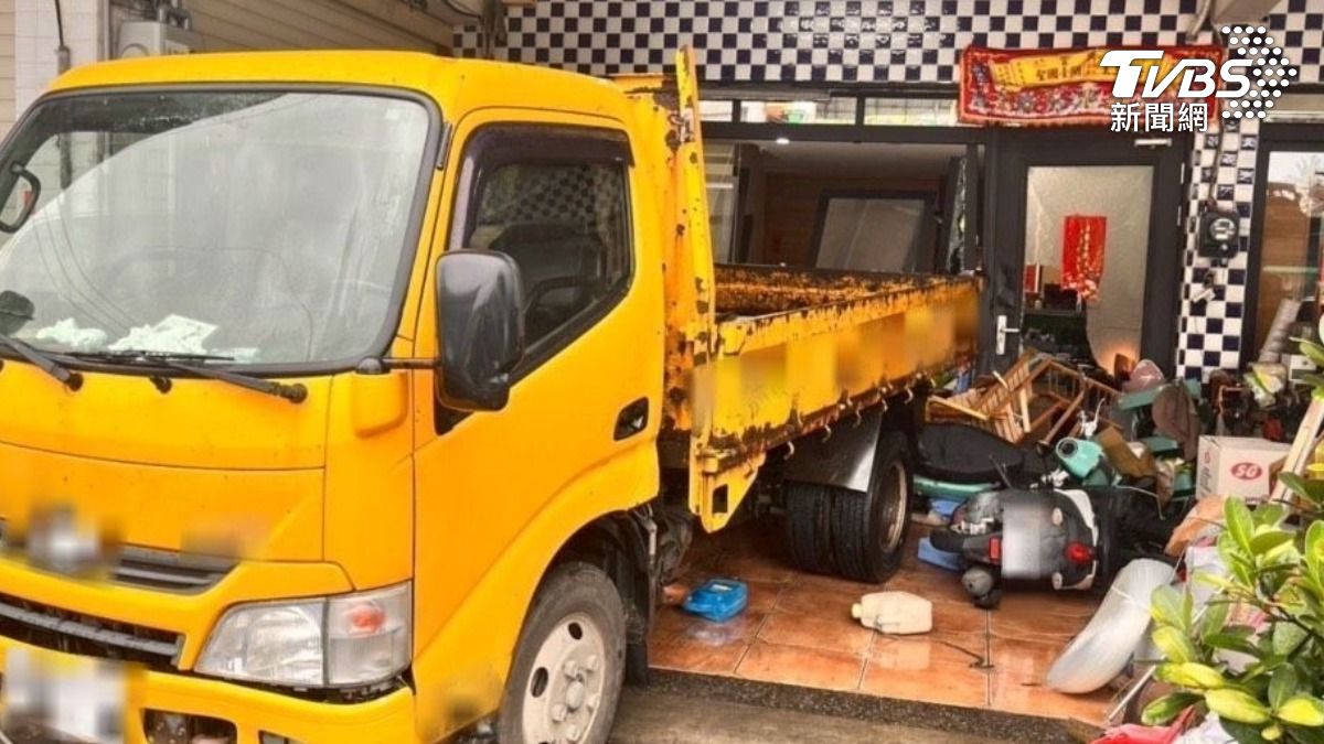男開工程車猛撞園藝公司。（圖／TVBS）