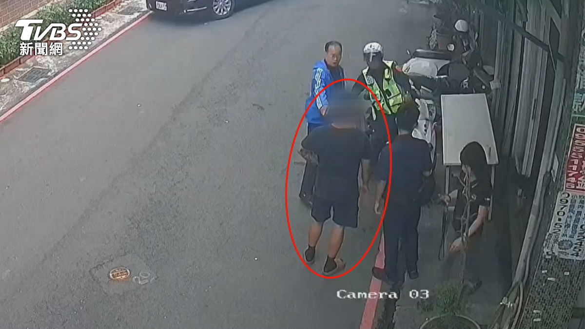 物流平台司機到屏東取包裹,準備送往新北,才剛取貨就被警方認定是詐欺車手團團包圍。(圖/TVBS)