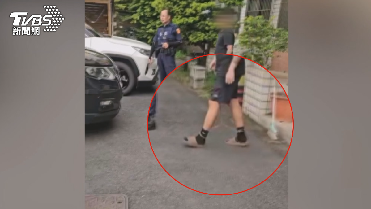 王先生以為接到大單,卻被認為是車手,上銬還戴腳鐐,回到警局12小時才被放走(圖/TVBS)