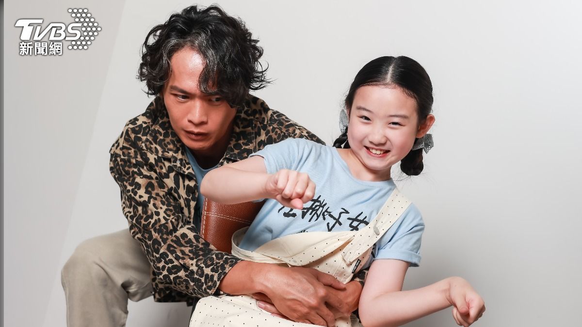 葉子綺(右)、黃鐙輝合作《左撇子女孩》培養出好默契。(圖/記者趙世平攝)