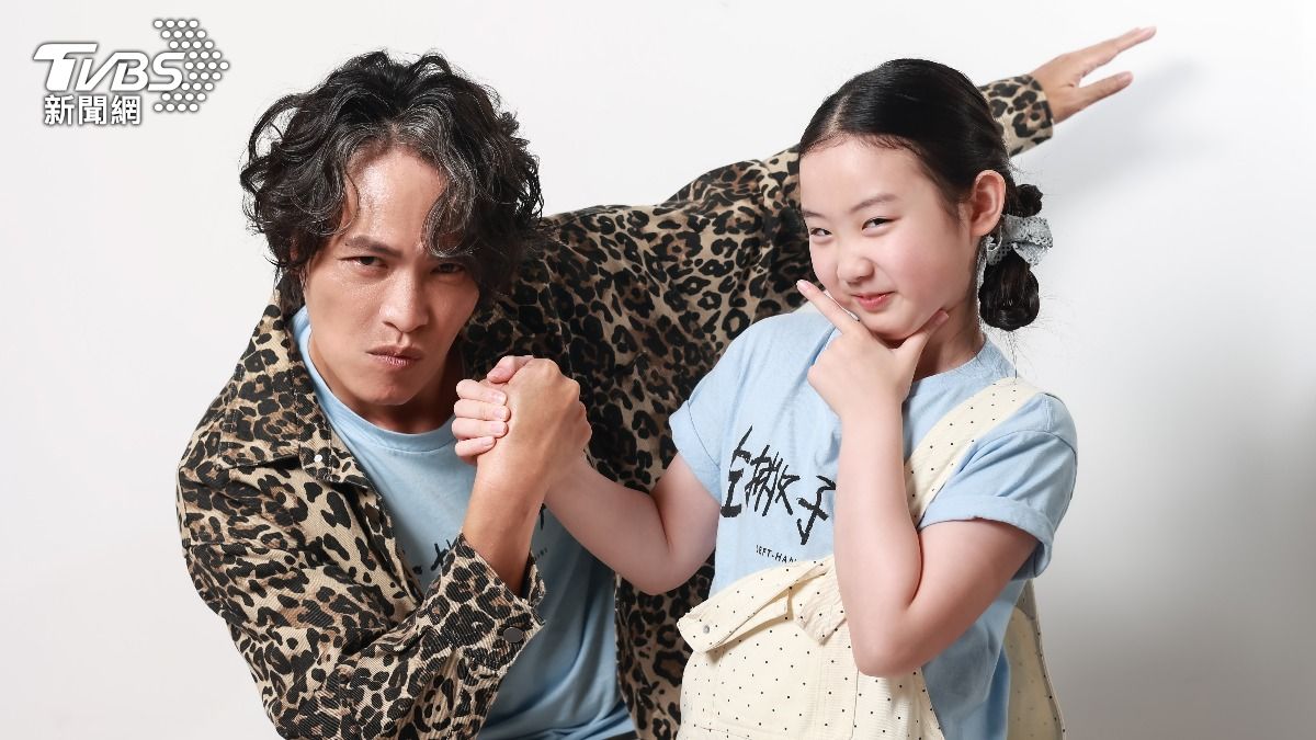 葉子綺(右)、黃鐙輝合作《左撇子女孩》培養出好默契。(圖/記者趙世平攝)