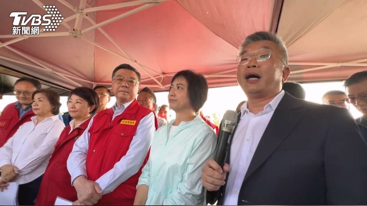 廚餘之戰!2立委卓揆前狂轟 盧市長接MIC回擊。(圖/TVBS)