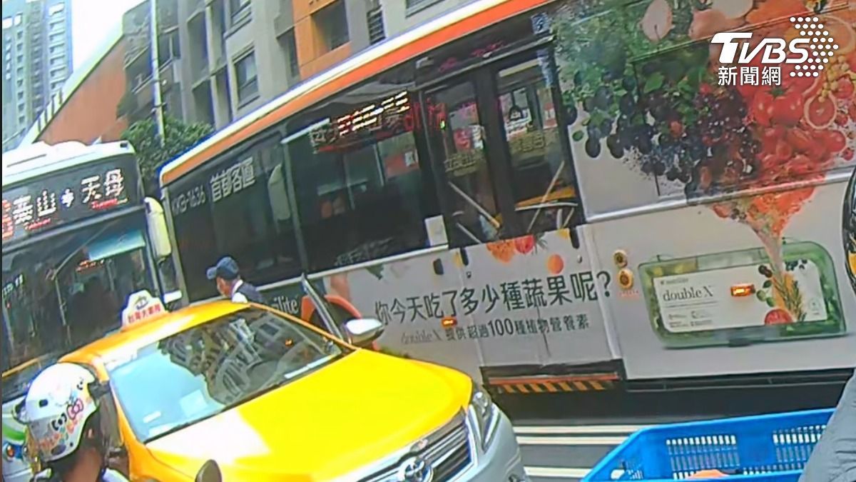計程車司機疑似違停,不滿遭公車司機喝斥,下車理論。 (圖/TVBS)
