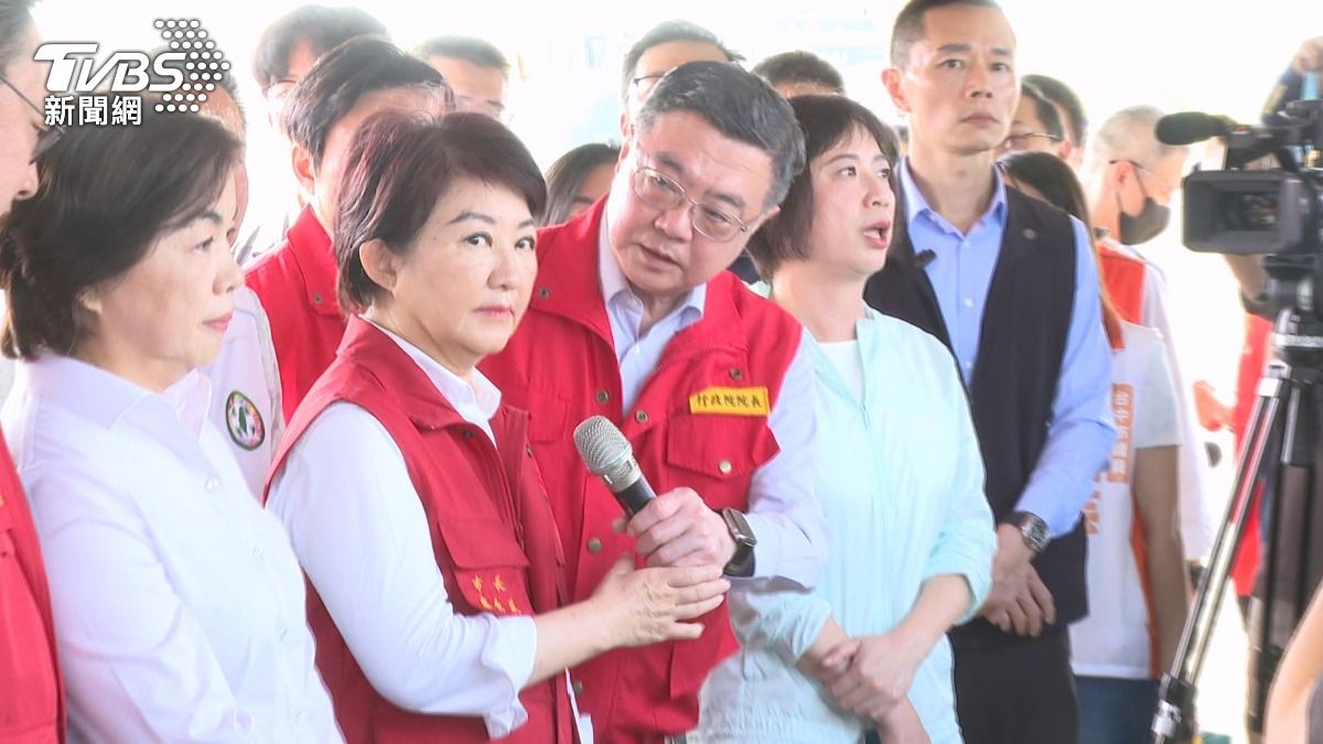 立委轟市府做事潦草 卓揆一度尷尬幫遞MIC。(圖/TVBS)