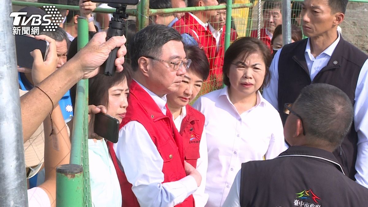卓榮泰視察掩埋場。(圖/TVBS)